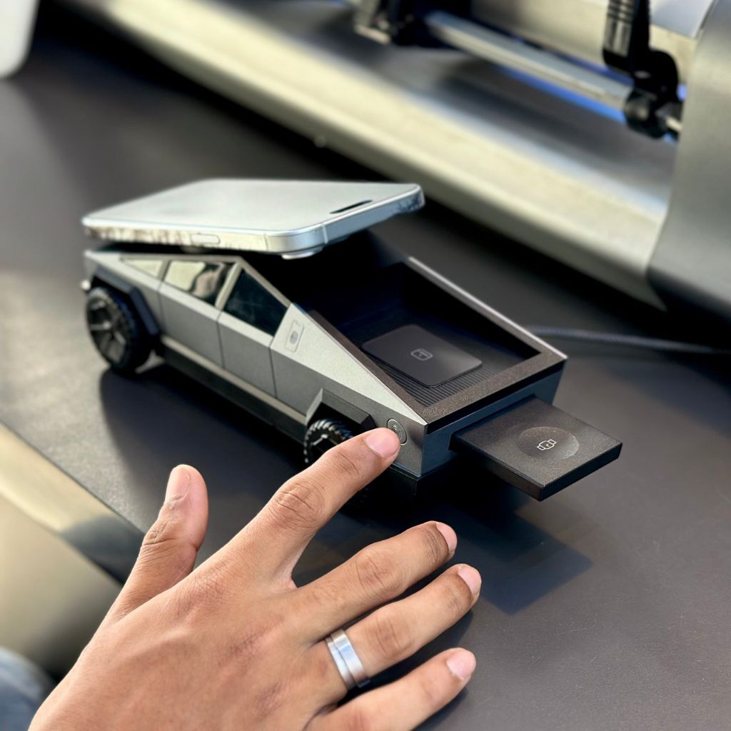 CyberDock 3-en-1 – La station de charge MagSafe futuriste pour iPhone, Apple Watch et AirPods